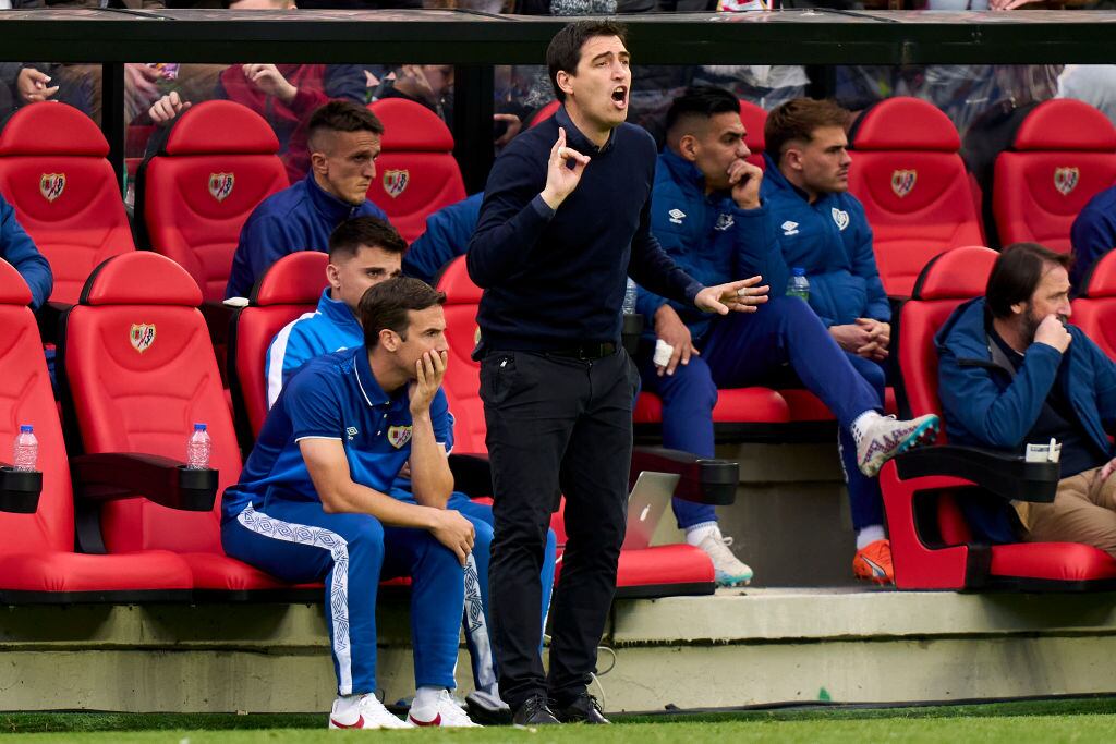 Andoni Iraola, técnico del Rayo Vallecano y en el banco de suplentes Falcao (Photo by Diego Souto/Quality Sport Images/Getty Images)