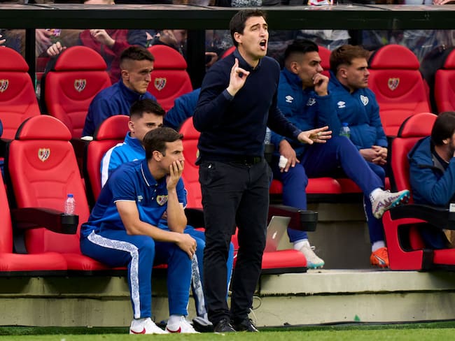 Andoni Iraola, técnico del Rayo Vallecano y en el banco de suplentes Falcao (Photo by Diego Souto/Quality Sport Images/Getty Images)