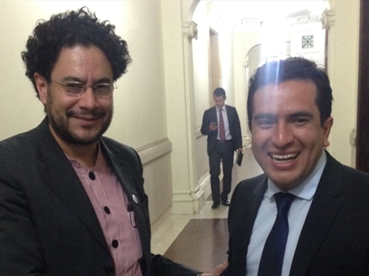 Iván Cepeda “firmó la paz” con un uribista
