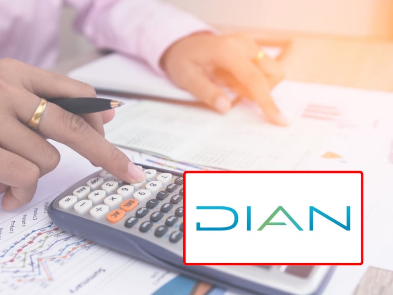 Persona con calculadora y documentos; y logo de la DIAN. (Foto: Getty Images)