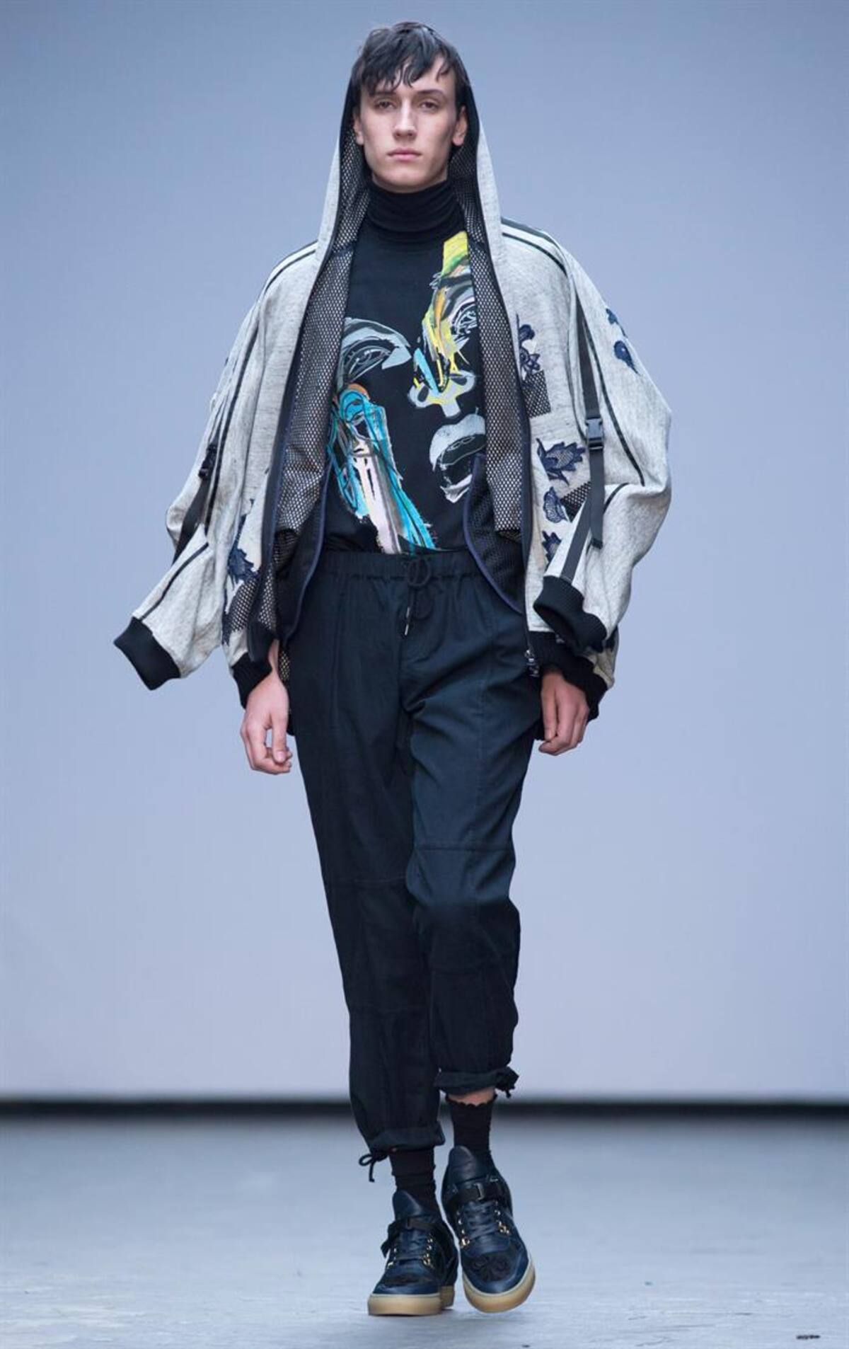 Una serie de modelos presentan la colección de otoño, invierno 2015 en la semana de la moda masculina en Londres, Inglaterra, que se realizará hasta el próximo 12 de enero.