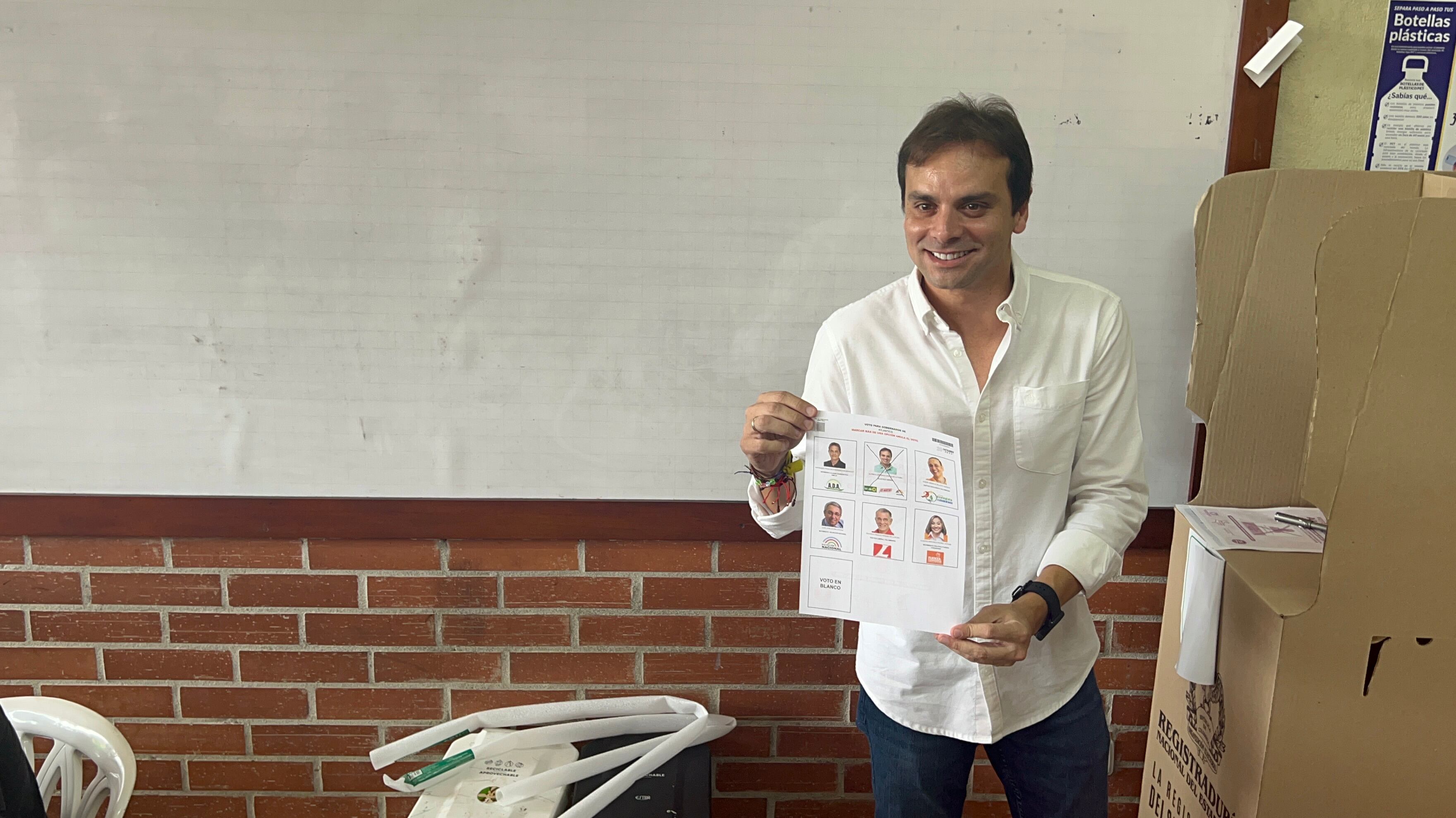 Alfredo Varela votando en Barranquilla / Jorge De La Hoz