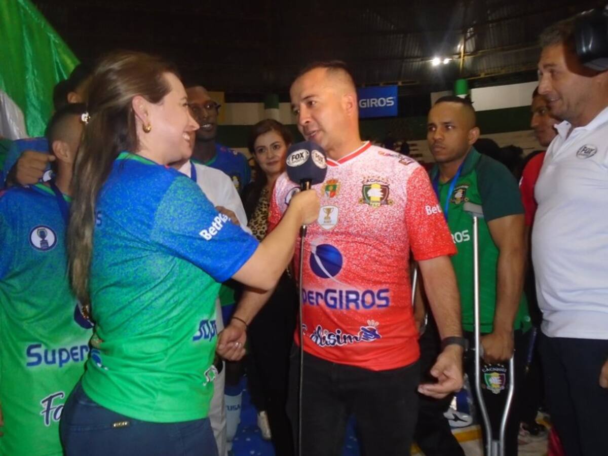 El canal deportivo Fox Sports hizo presencia en la gran final. la alcaldesa de Calarcá entrevistando a Giovanni Galindo