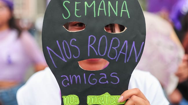 AME8032. LIMA (PERÚ), 08/03/2025.- Una mujer sostiene un cartel en un marcha en el marco del Día Internacional de la Mujer este sábado, en Lima (Perú). Miles de mujeres salieron este sábado a las calles de las principales ciudades de Latinoamérica para conmemorar el Día Internacional de la Mujer, en el que reclamaron, principalmente, igualdad de género, protección ante la violencia machista y una vida digna. EFE/ Aldair Mejia