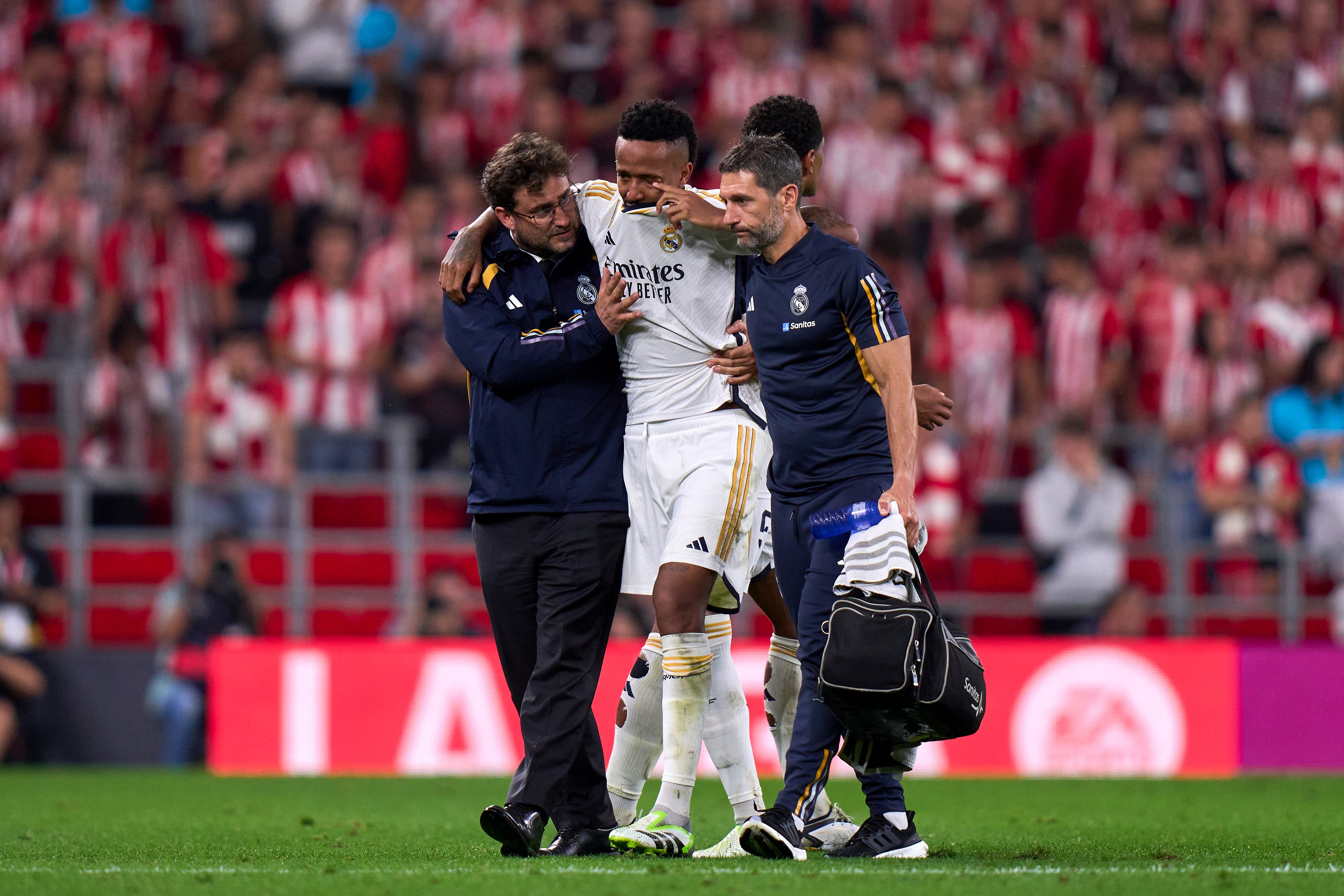 Éder Militao del Real Madrid sale lesionado en encuentro con el Athletic Club (Photo by Diego Souto/Quality Sport Images/Getty Images)