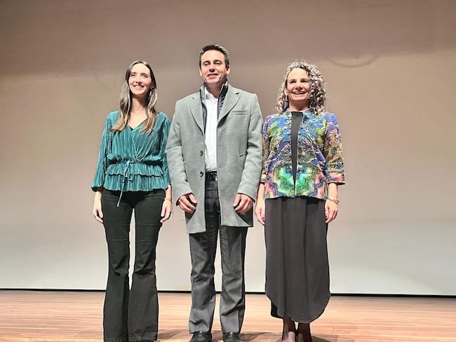 Mónica Londoño, gerente de la Promotora de Eventos y Turismo, Jorge Eduardo Rojas, alcalde de Manizales y Paula Londoño, nueva secretaria de Cultura.