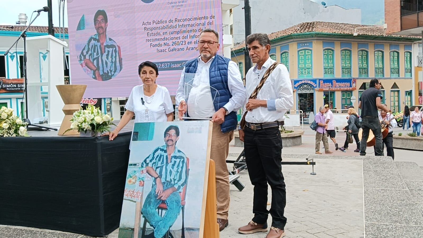 Hermanos de Isaac Galeano y el perdón público del Estado en Calarcá, Quindío. Foto: Adrián Trejos