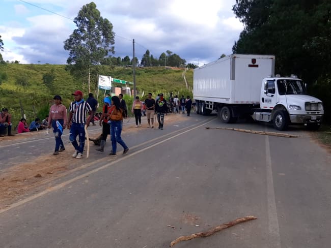 Los manifestantes obligaron a los operarios de las máquinas del consorcio que construye la doble calzada Popayán - Santander de Quilichao, a realizar barricadas con tierra.