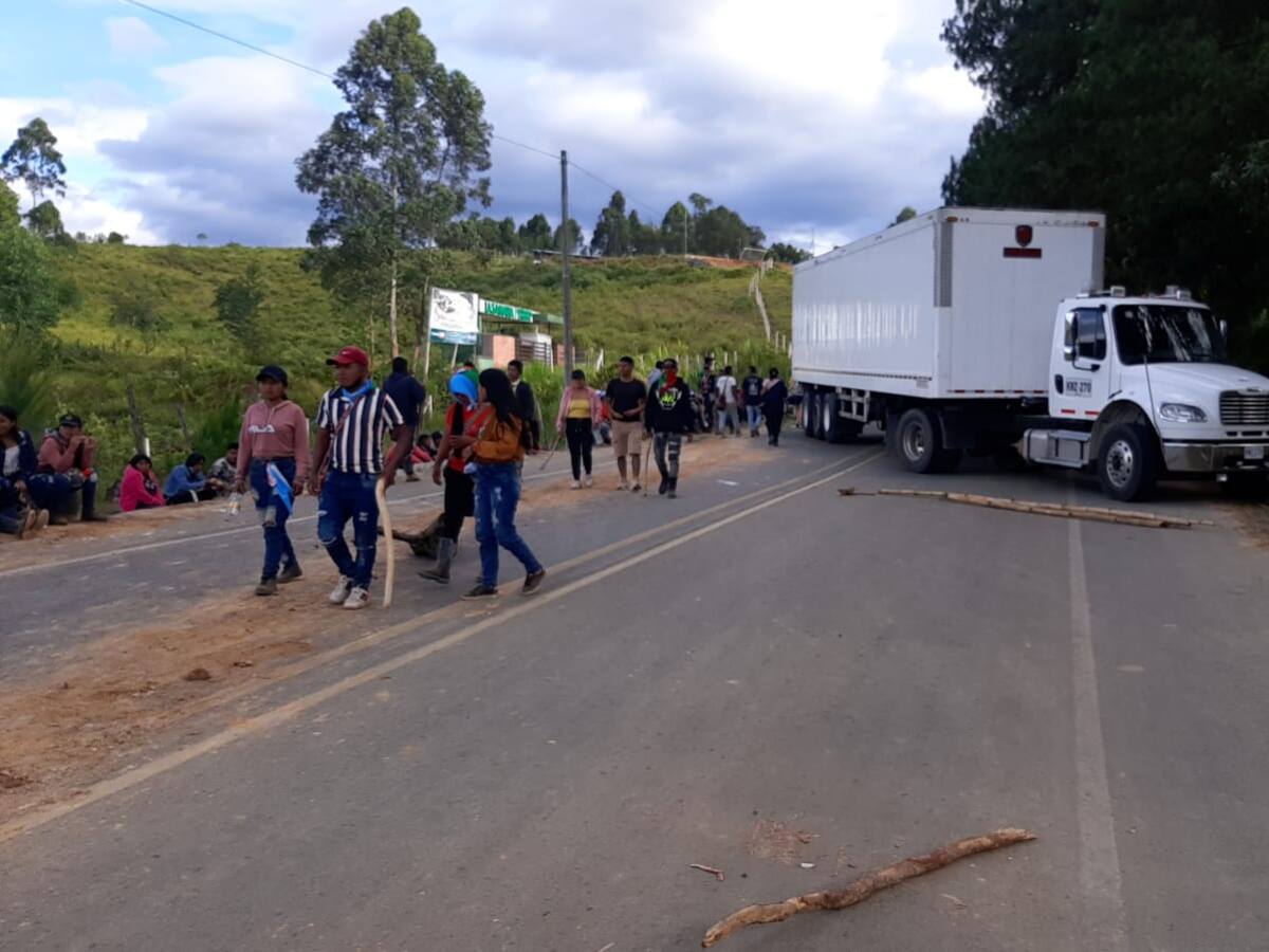 Comunidades indígenas bloquean la vía Panamericana entre Popayán y Cali