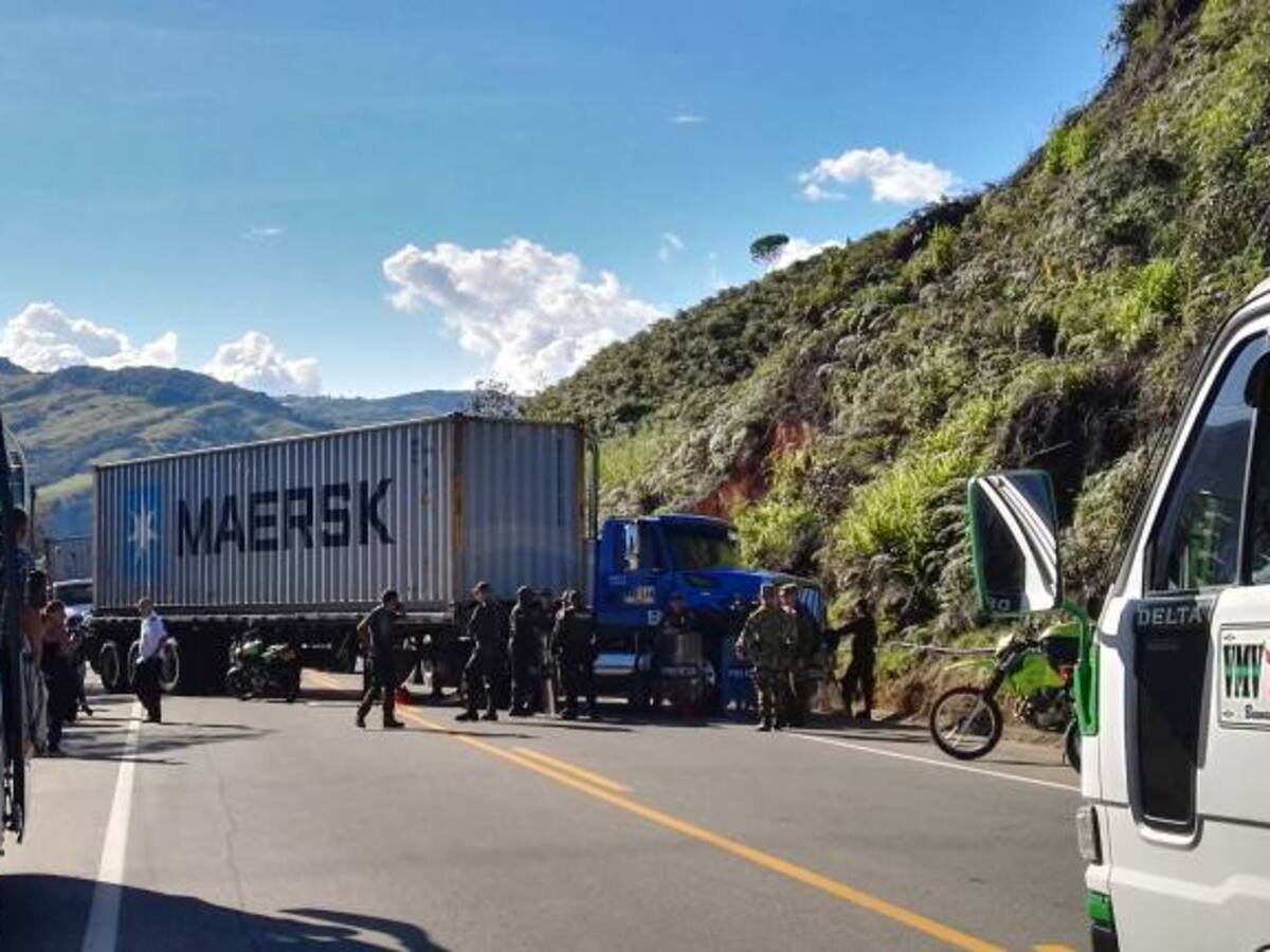 Policía levanta bloqueo de tractomulas en la vía Medellín- Costa Atlántica