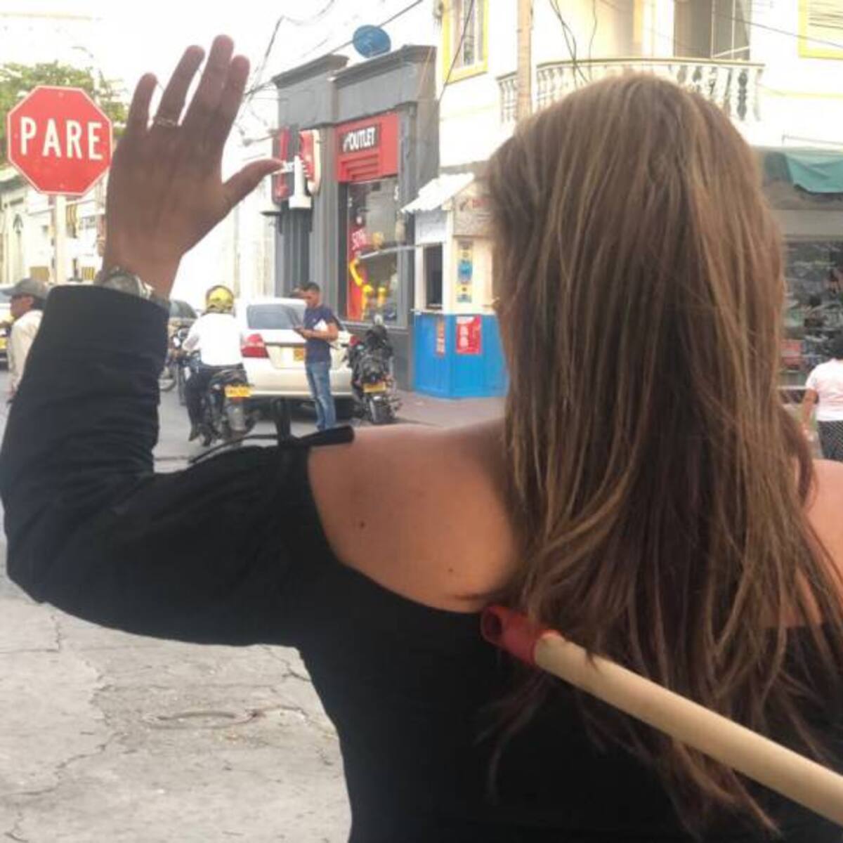 Con palo de escoba atracan a una mujer en Santa Marta