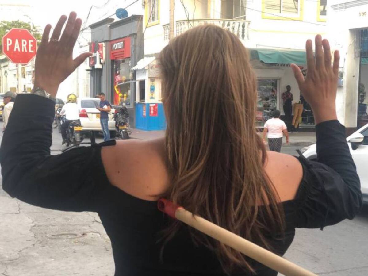 Con palo de escoba atracan a una mujer en Santa Marta