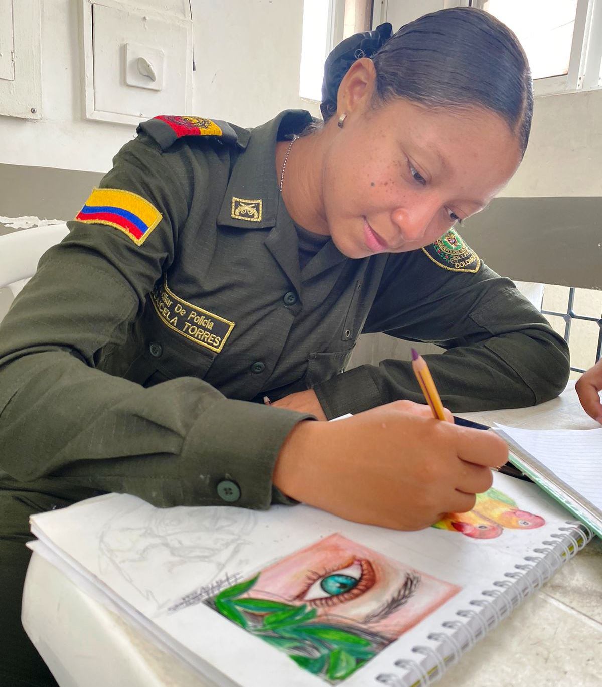 Colores de Esperanza: La auxiliar de policía que dibuja sus sueños