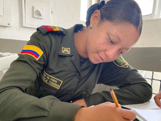 Colores de Esperanza: La auxiliar de policía que dibuja sus sueños