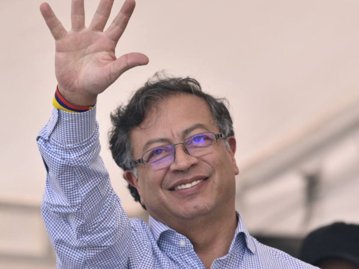 ¿Cuándo se posesiona Gustavo Petro como presidente de Colombia?