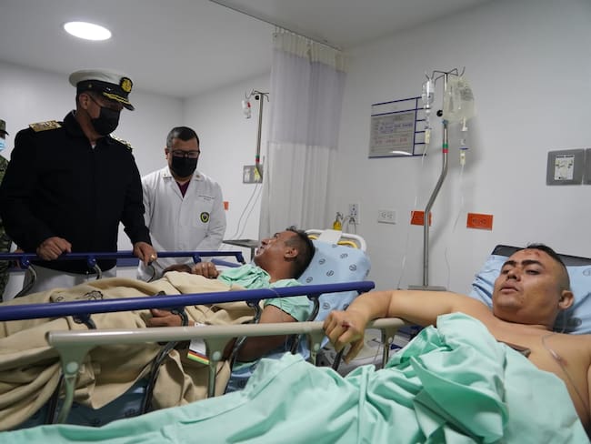 Visita del almirante Francisco Cubides a los militares afectados por el atentado del ELN a la base militar de Puerto Jordan..