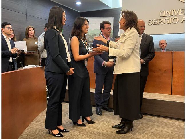 Laura y Natalia, estudiantes de la Universidad de Antioquia reciben el premio mayor del Concurso Universitario de DDHH de la Defensoria del Pueblo. Foto: Caracol Radio.
