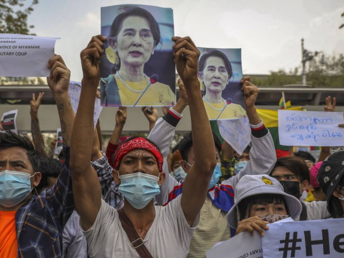 Militares birmanos imponen ley marcial para frenar protestas