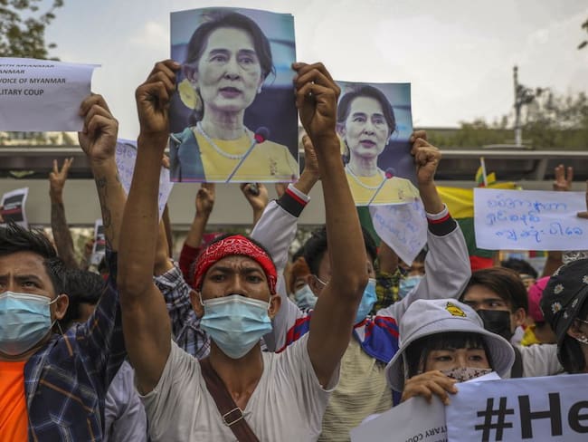 Manifestantes exigen la liberación de todos los detenidos durante el golpe de estado en Myanmar.