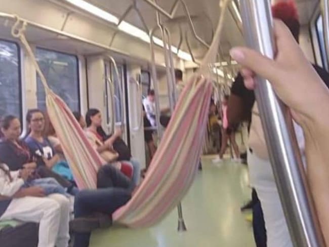 Usuario colgó una hamaca en un tren del Metro de Medellín