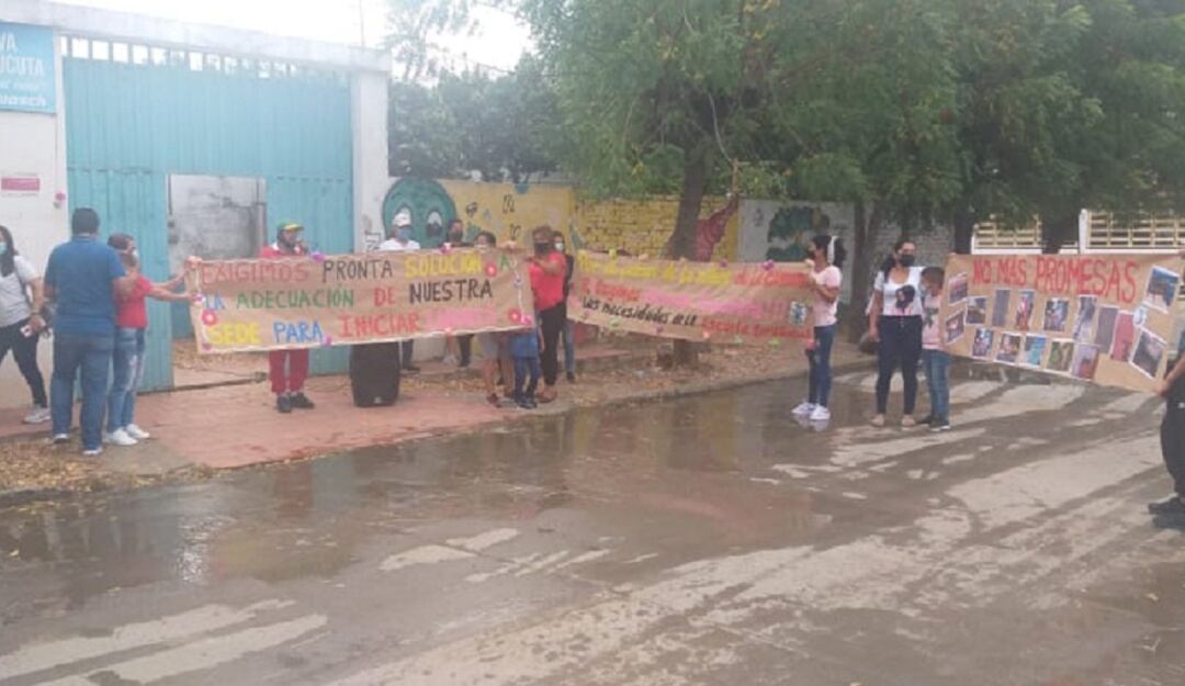 Protesta en la escuela Teresa Watts de la ciudadela de Juan Atalaya