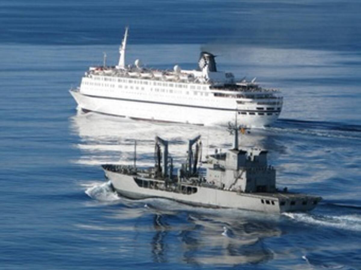 Un crucero italiano repele el ataque de un grupo de piratas con disparos