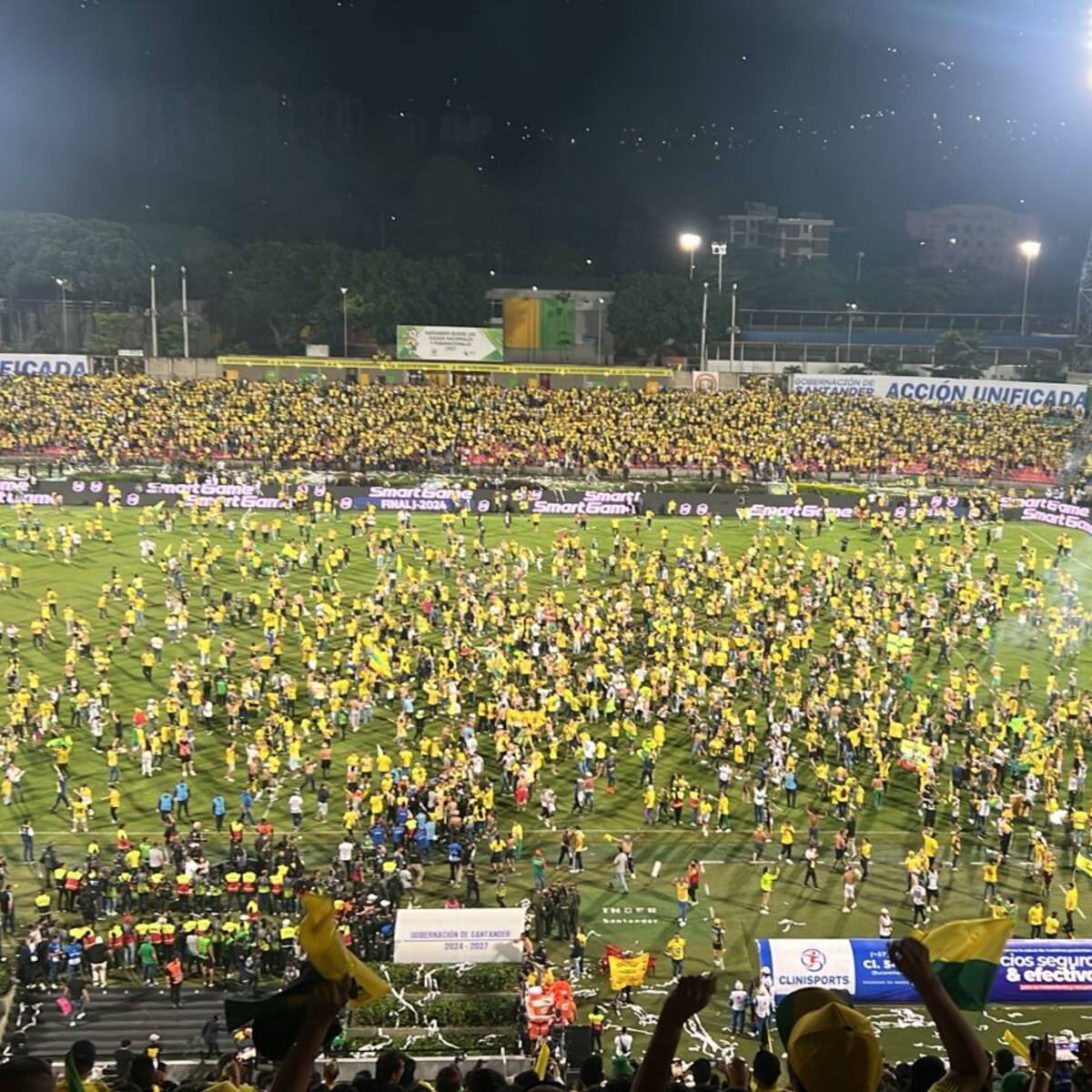 Vuelta olímpica anticipada: así fue la invasión de hinchas del Bucaramanga