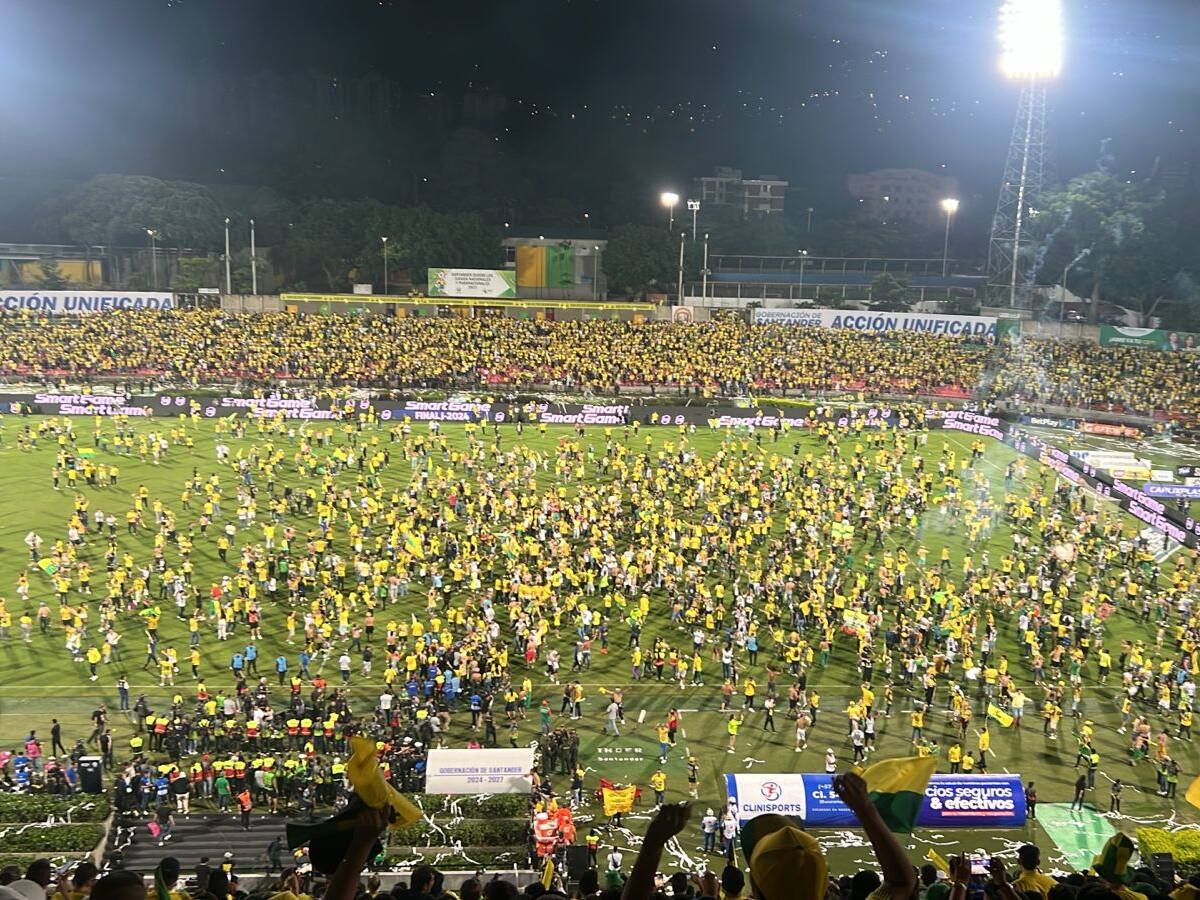 Vuelta olímpica anticipada: así fue la invasión de hinchas del Bucaramanga