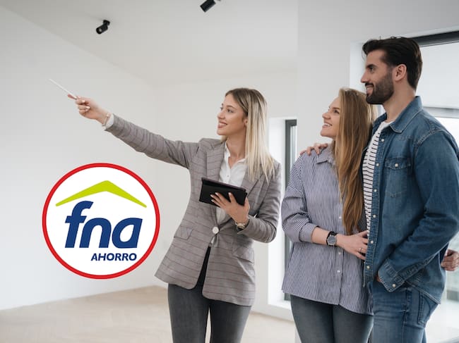 De fondo: Pareja revisando una casa en venta, recibiendo asesoría de una experta (Crédito: Getty Images). A la izquierda se encuentra el logo del Fondo Nacional del Ahorro.
