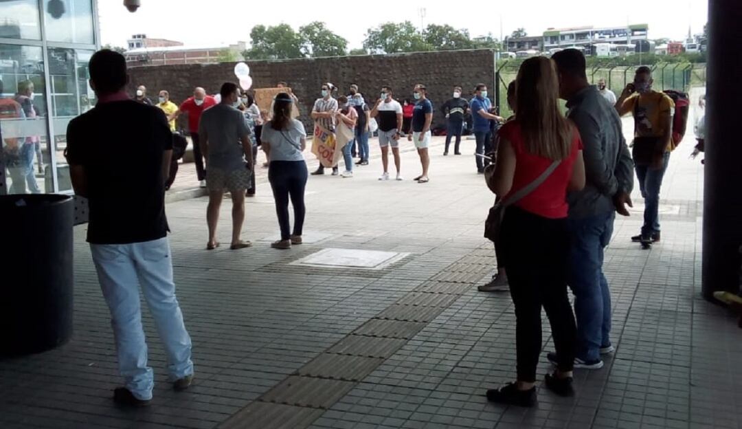 Incumplimiento de medidas en las afueras del aeropuerto Camilo Daza