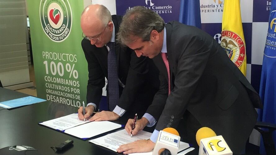 Pablo Felipe Robledo y Bo Mathiasen acordaron una tasa preferencial con un descuento superior al 93% para registros de marca a los agricultores emprendedores que abandonaron cultivos ilícitos. Foto: Superintendencia de Industria y Comercio