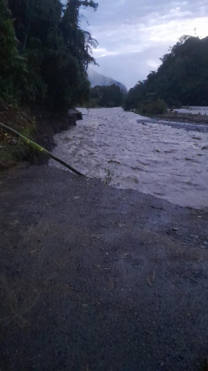 El problema en el desplazamiento de los viajeros inició el pasado 22 de marzo cuando la creciente del río Samaná se llevó gran parte de la banca. Foto: Secretaría de Infraestructura de Caldas.