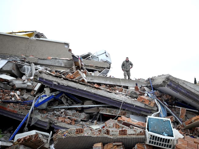 Rescatistas en medio de los daños causados por los dos terremotos en Turquía que también perjudicaron a Siria. 
(Foto: Sezgin Pancar/Anadolu Agency via Getty Images)