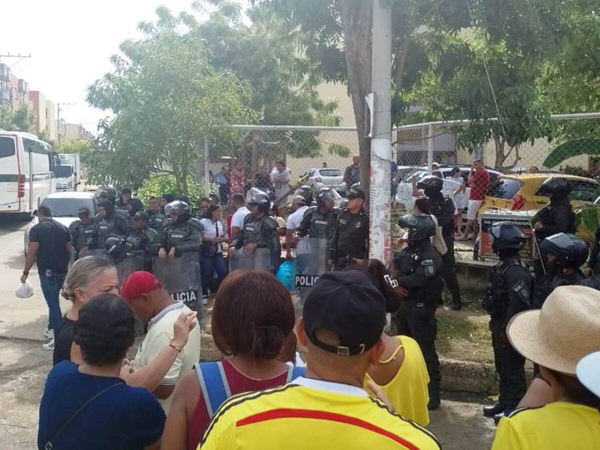 Acatando orden policial, desmontaron rejas y talanqueras de Villas de la Candelaria