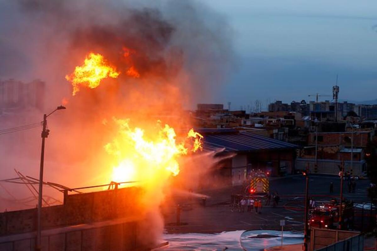 Oficiales del Cuerpo de Bomberos de las localidades de Puente Aranda, Garcés Navas y Fontibón atendieron un incendio estructural, en una bodega de solventes, ubicada en la carrera 119 con 64, en la localidad de Engativá, al occidente de Bogotá.