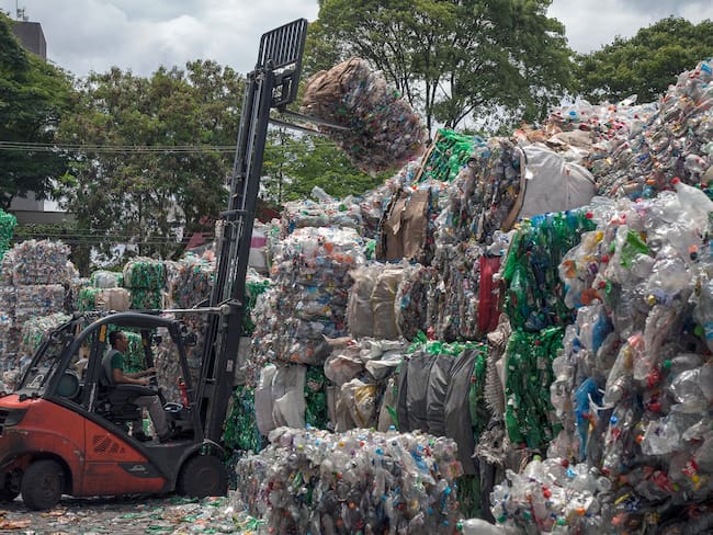 MEX7778. SAO PAULO (BRASIL), 16/05/2024.- Fotografía si fecha específica de toma cedida por Pedro Silvestre, donde se observa a trabajadores laborando en la planta SustentaPET, en la ciudad de Sao Paulo (Brasil). En el marco del Día Mundial del Reciclaje, Coca-Cola ha anunciado su objetivo de reciclar el cien por ciento de sus envases para 2025 en toda Latinoamérica, una iniciativa que se enmarca en un contexto regional en el que la capacidad de reciclaje sigue siendo un desafío crítico tanto para el sector público como para el privado. EFE/Pedro Silvestre/SOLO USO EDITORIAL/SOLO DISPONIBLE PARA ILUSTRAR LA NOTICIA QUE ACOMPAÑA (CRÉDITO OBLIGATORIO)