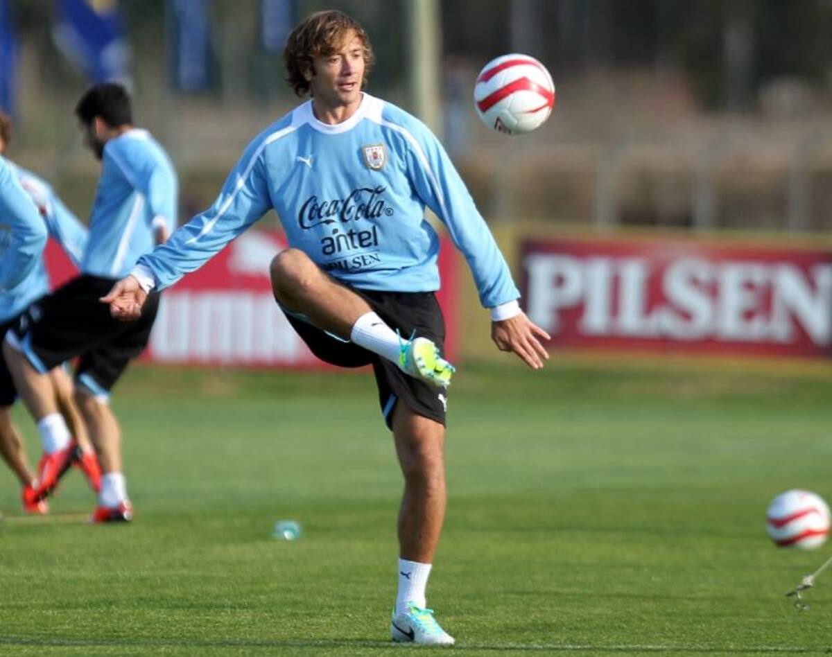Los jugadores de la selección uruguaya participan en un entrenamiento de su equipo, como parte de la próxima fecha de las eliminatorias sudamericanas para el Mundial de Brasil 2014 en Montevideo