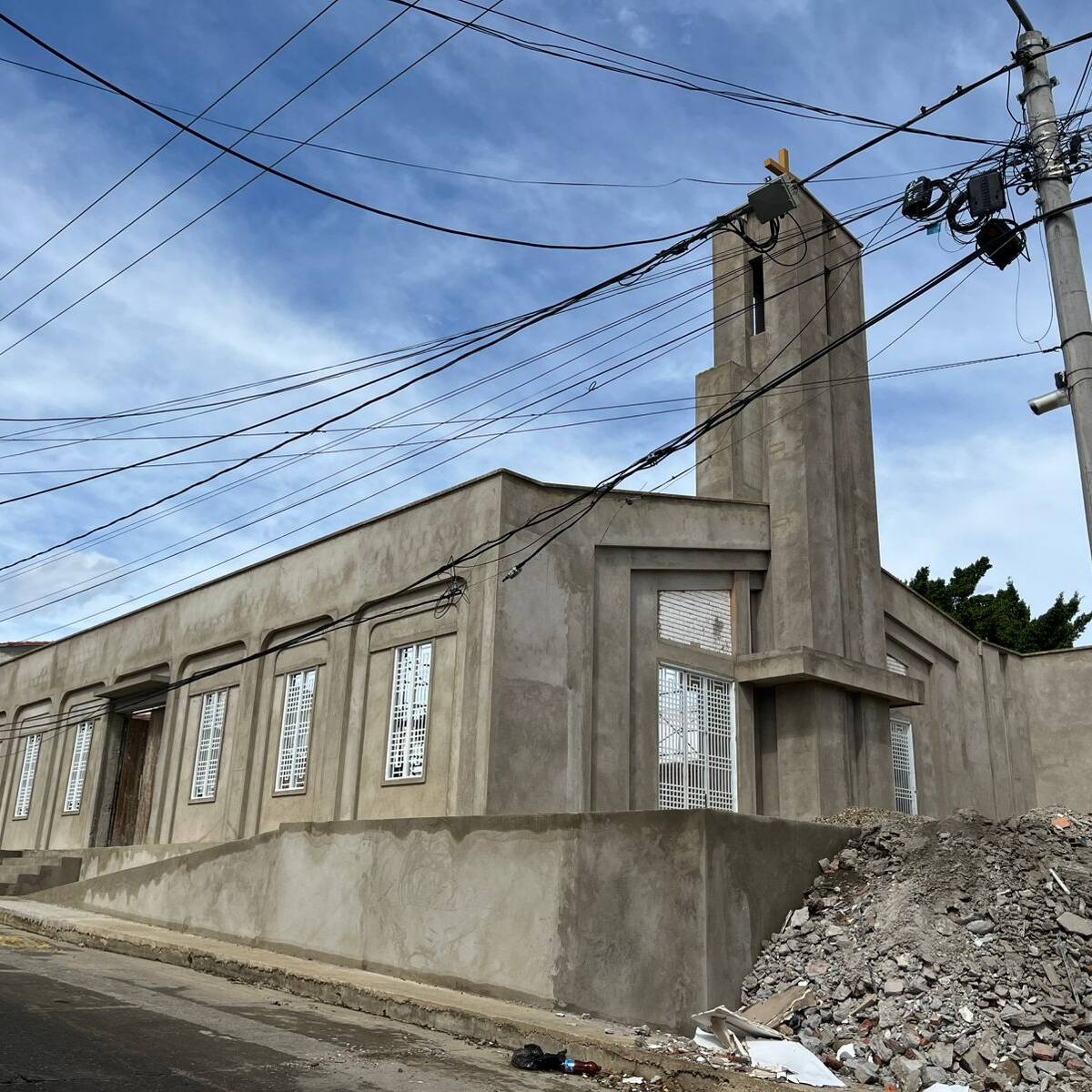 Habitantes del barrio La Victoria en Cúcuta denuncian el mal estado de sus postes y cables caídos