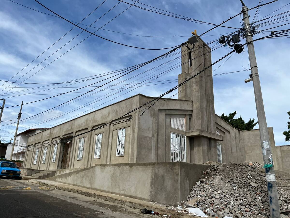 Habitantes del barrio La Victoria en Cúcuta denuncian el mal estado de sus postes y cables caídos