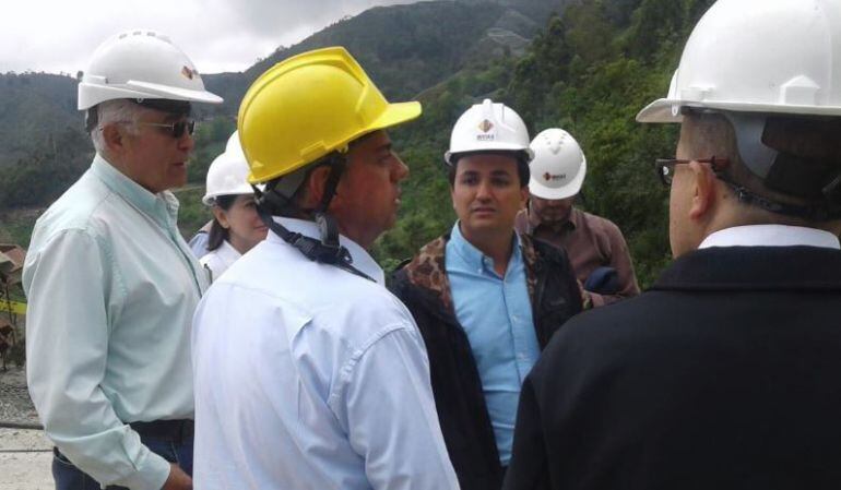 Foto de archivo del director del Instituto Nacional de Vías, Juan Esteban Gil Echavarría, atendiendo una emergencia invernal.