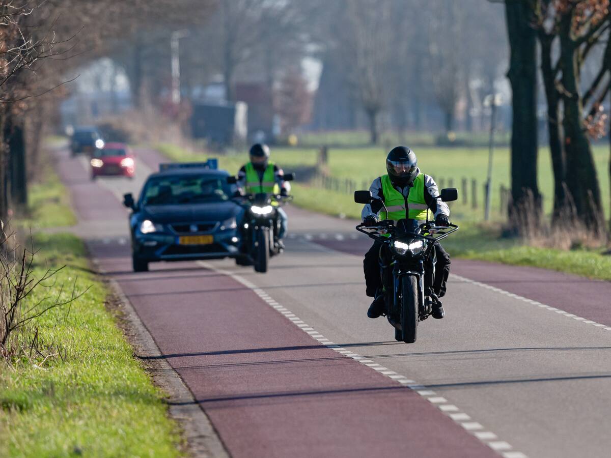 Característica en la licencia de moto que genera multa de 8 SMLDV e inmovilización ¿Por qué?