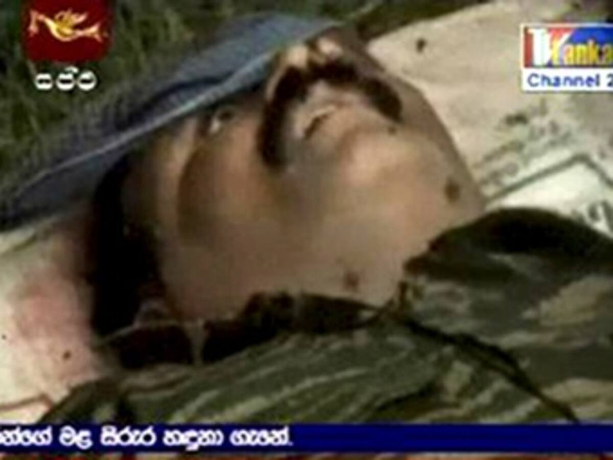 El Ejército de Sri Lanka exhibe el cadáver del máximo líder de los 'tigres tamiles'