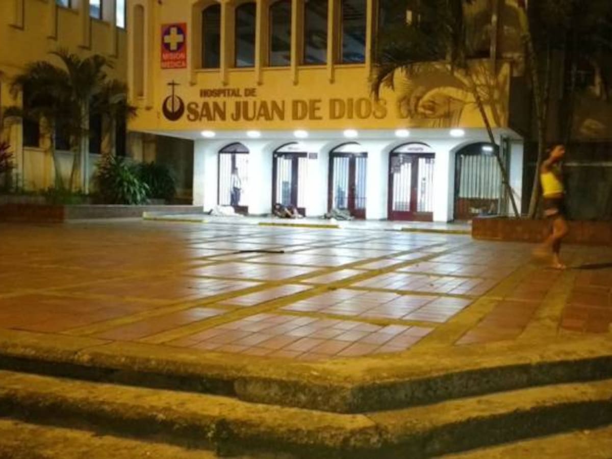 Le clavan un destornillador en la espalda y sobrevive