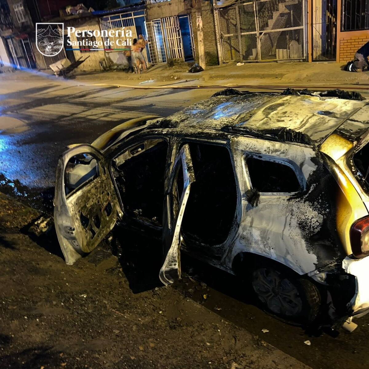 Atacan e incendian vehículo de la UNP en Cali asignado a líderes sociales