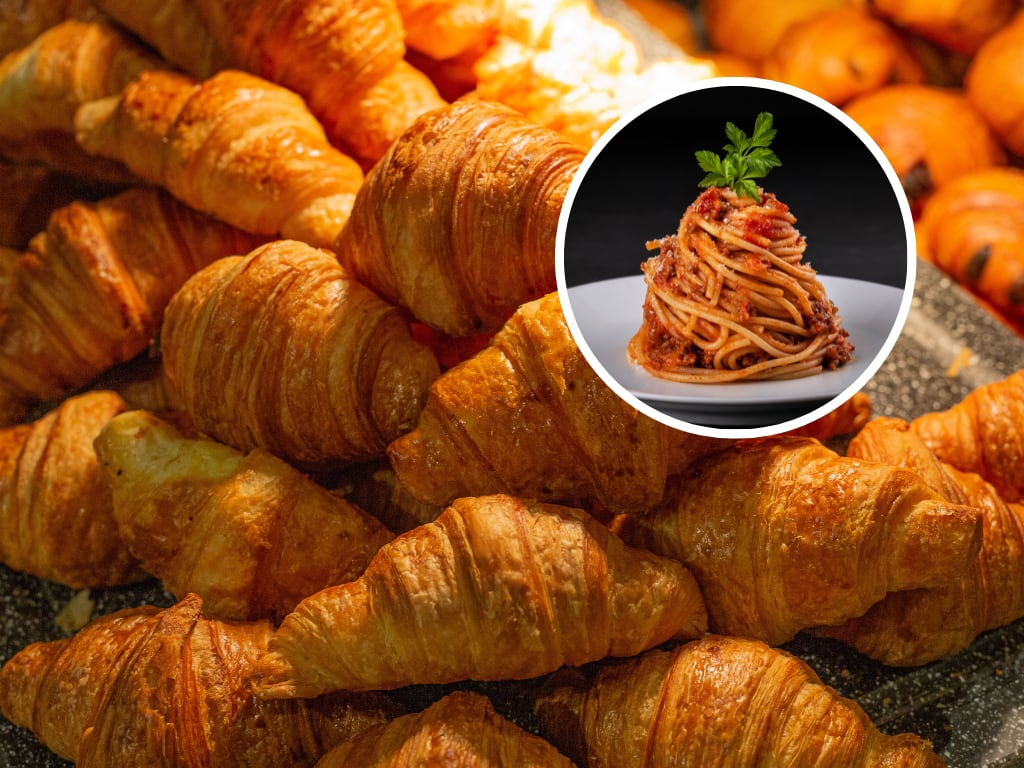 Panes hojaldrados y de fondo un plat de pasta (Fotos vía Getty Images)