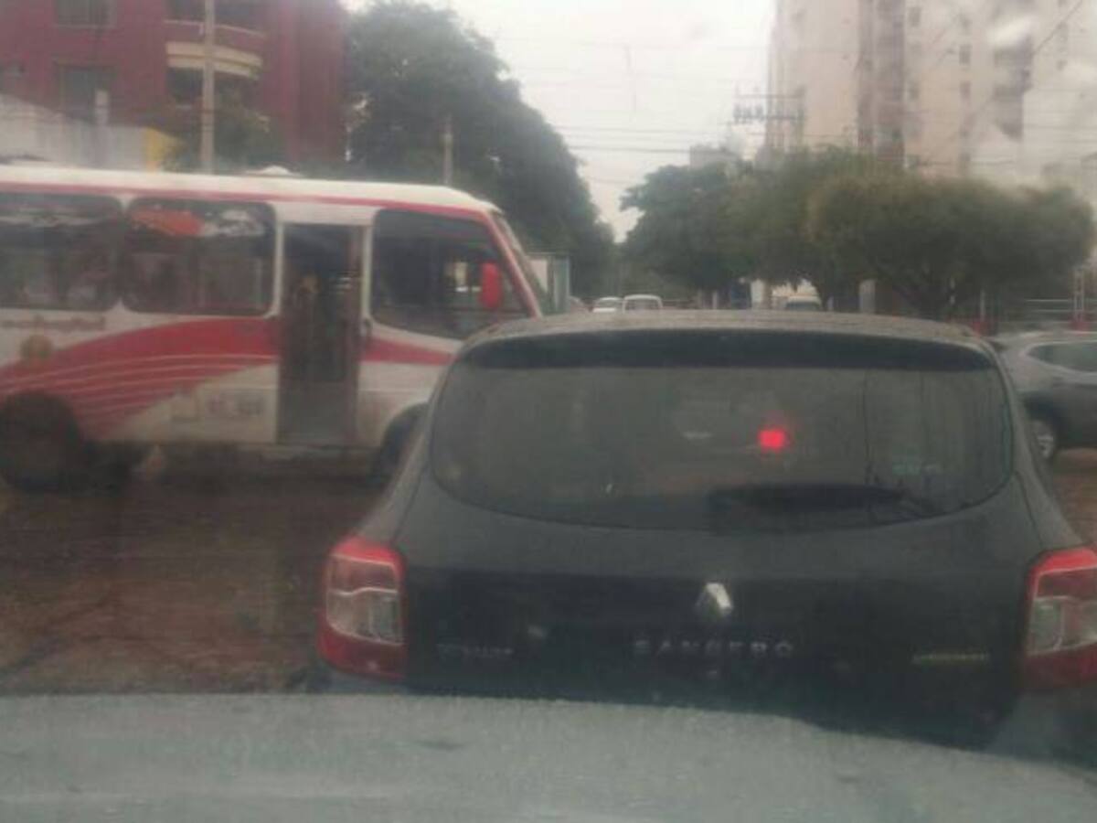 Bomberos evacuaron pasajeros de bus en medio de arroyo