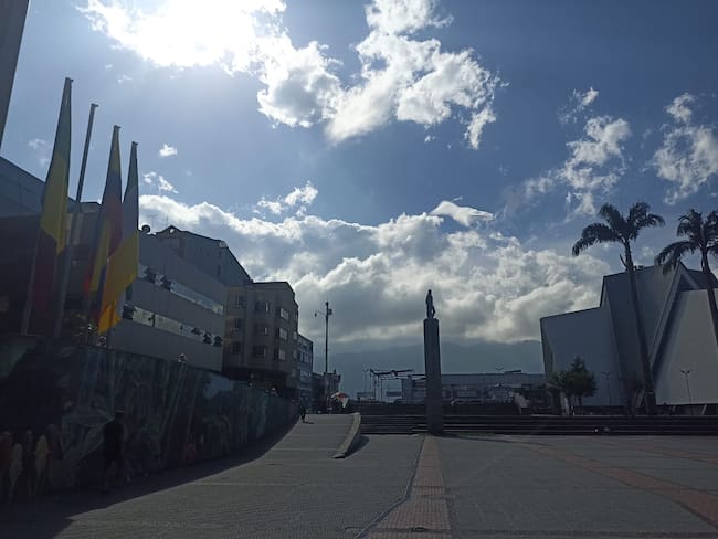 Plaza de Bolívar de Armenia en estos días soleados. Foto: Adrián Trejos