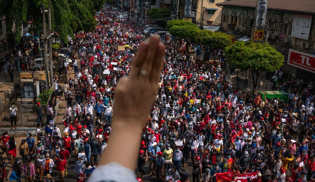 Los birmanos han optado por desobedecer las restricciones a la manifestación instauradas por la junta militar.