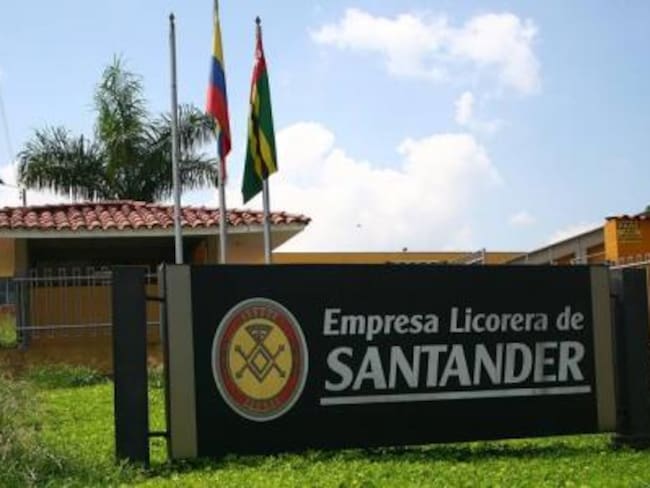 Gobernador anunció proyecto para volver a producir aguardiente en Santander.