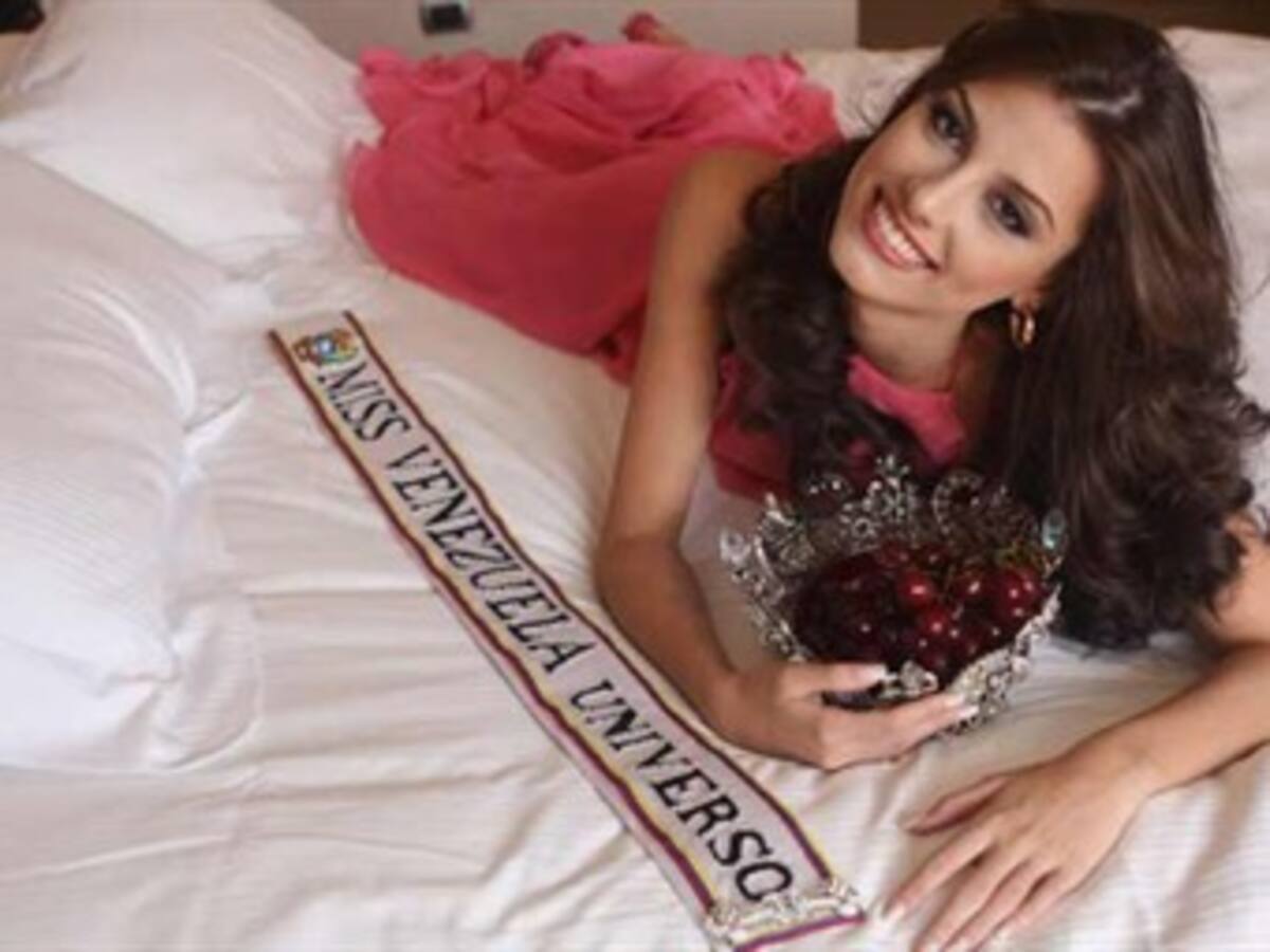 Venezolana Estefanía Fernández se despide de la corona de Miss Universo